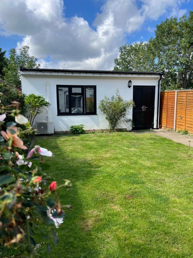 Newly Built Large Garden Ensuite Guest Studio Borehamwood Zewnętrze zdjęcie