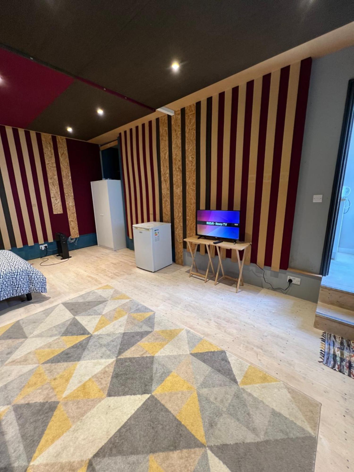 Newly Built Large Garden Ensuite Guest Studio Borehamwood Zewnętrze zdjęcie